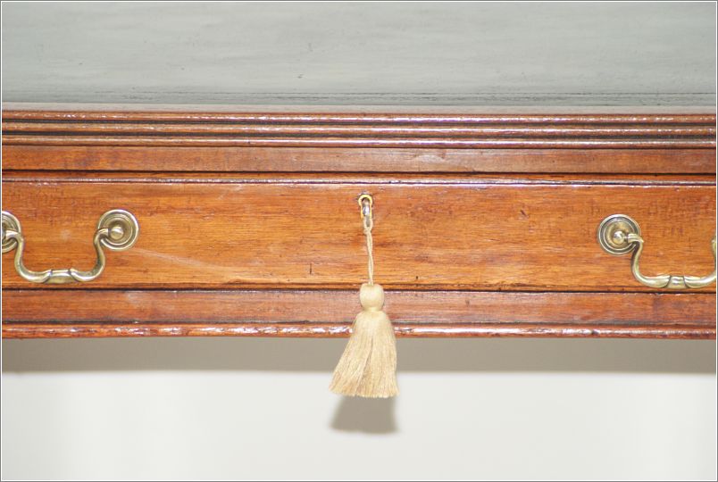 2029 Centre Drawer Detail